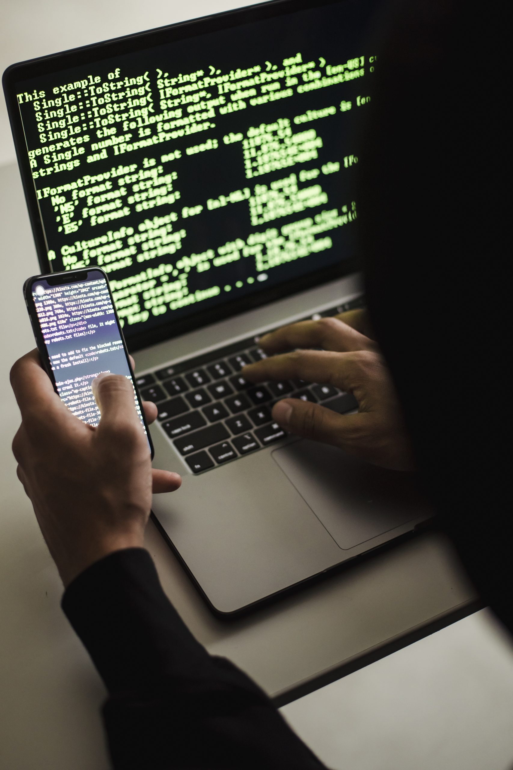 Pirate informatique s'attaquant à un système