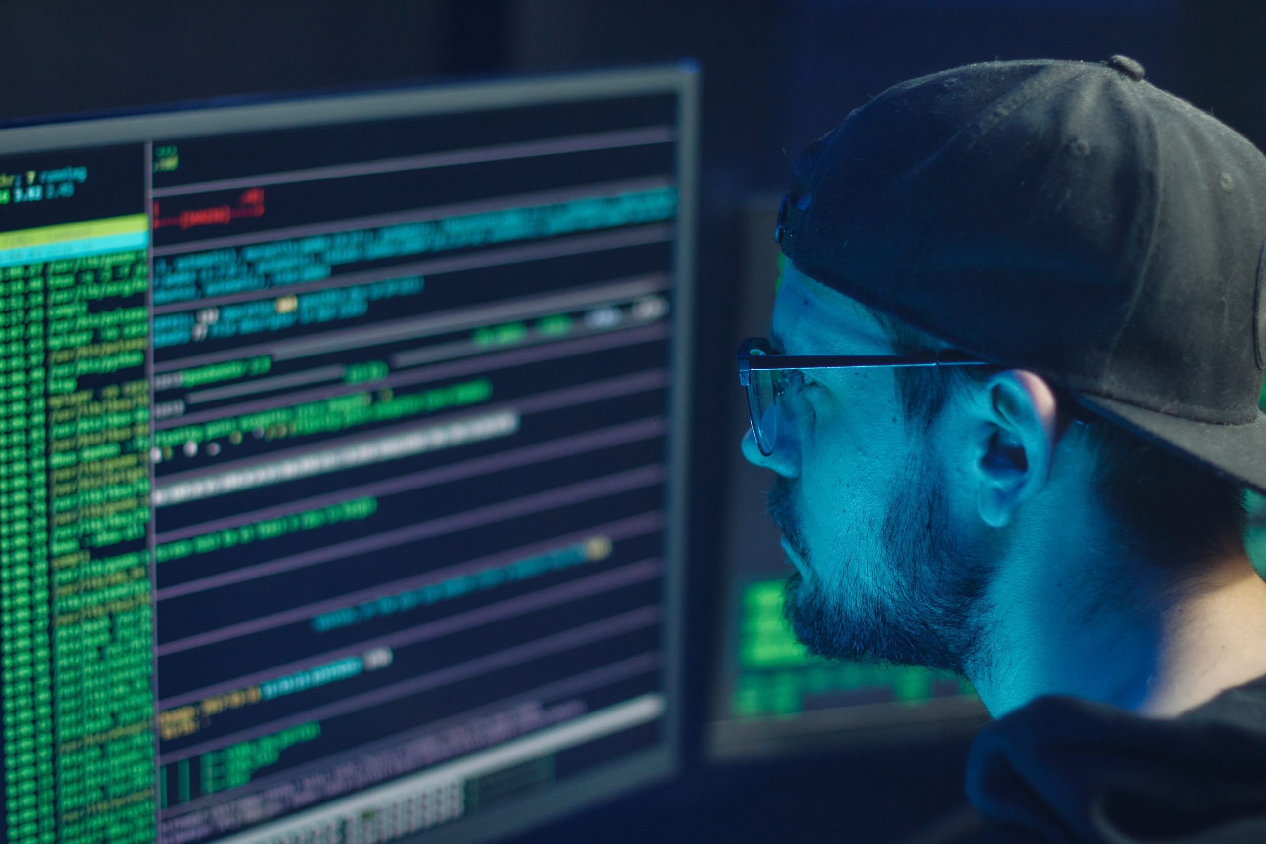 Hommes visionnant des données informatiques